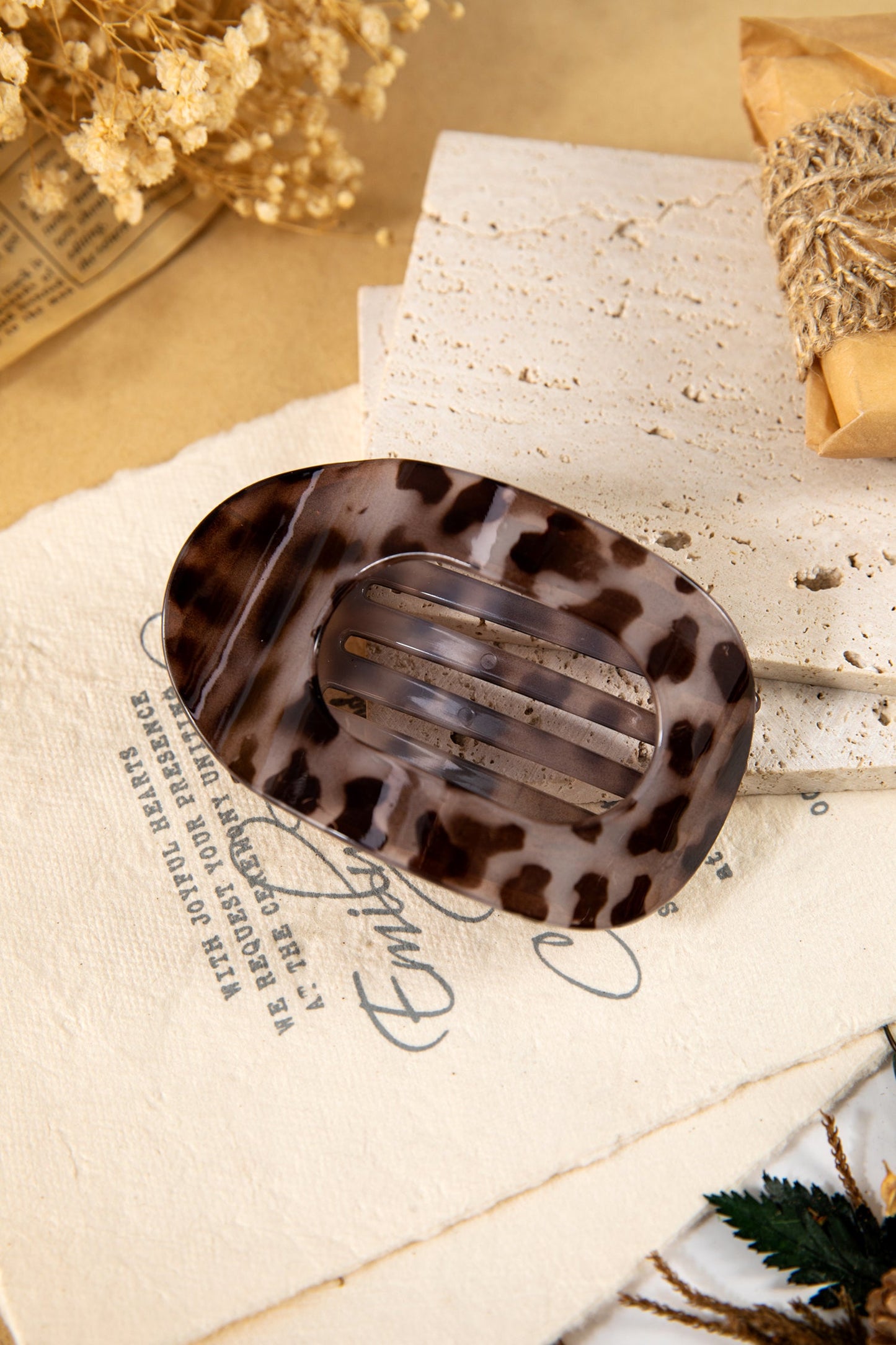 Robin Oval Hair Claw Clip